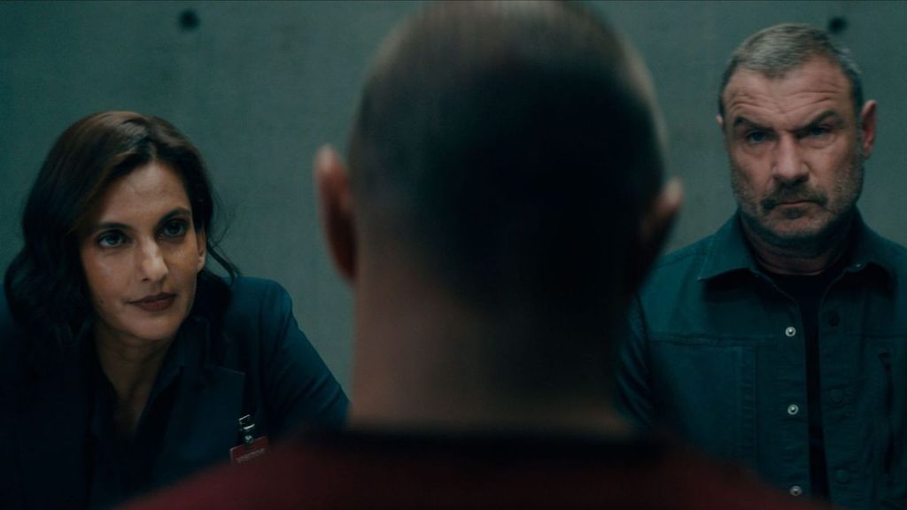 Two investigatorsone woman and one mansit at a table facing a person seen from behind in an interrogation room creating a tense scene   Informe Regio