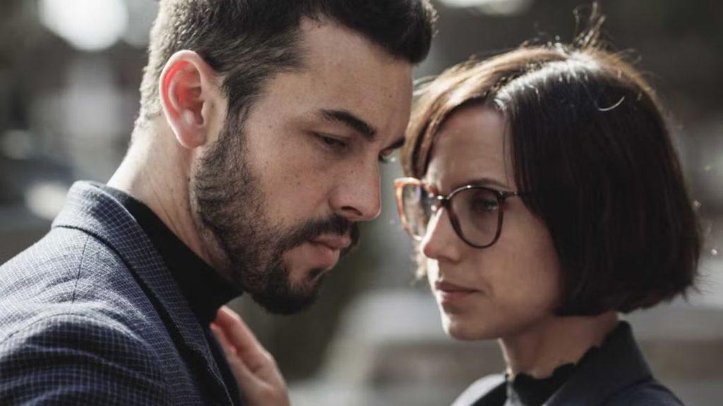 Close up of a man and a woman facing each other heads close together in a serious conversation outdoors   Informe Regio