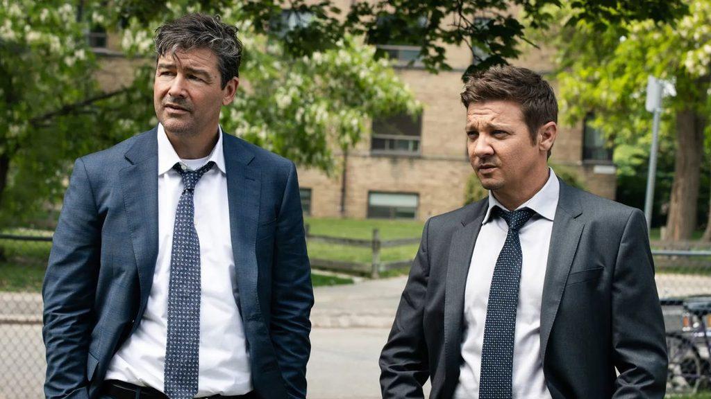 Informe-regio-mayor-of-kingstown-jeremy-rennerjpg - Informe Regio Two men in business suits walking outdoors and looking in the same direction likely discussing something serious in a park setting Informe Regio