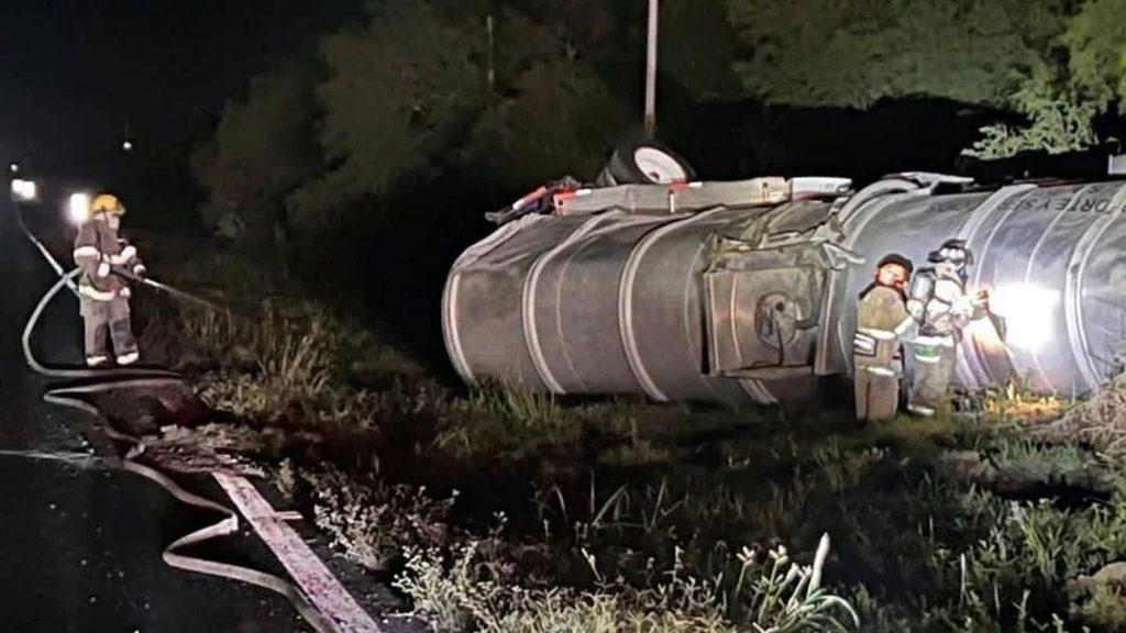 Night scene with firefighters spraying water on a large cylindrical tanker lying on its side at the roadside   Informe Regio