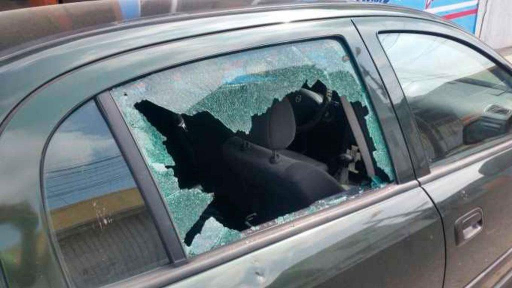 Green sedan with a large shattered rear side window revealing the interior seats and dashboard edge   Informe Regio
