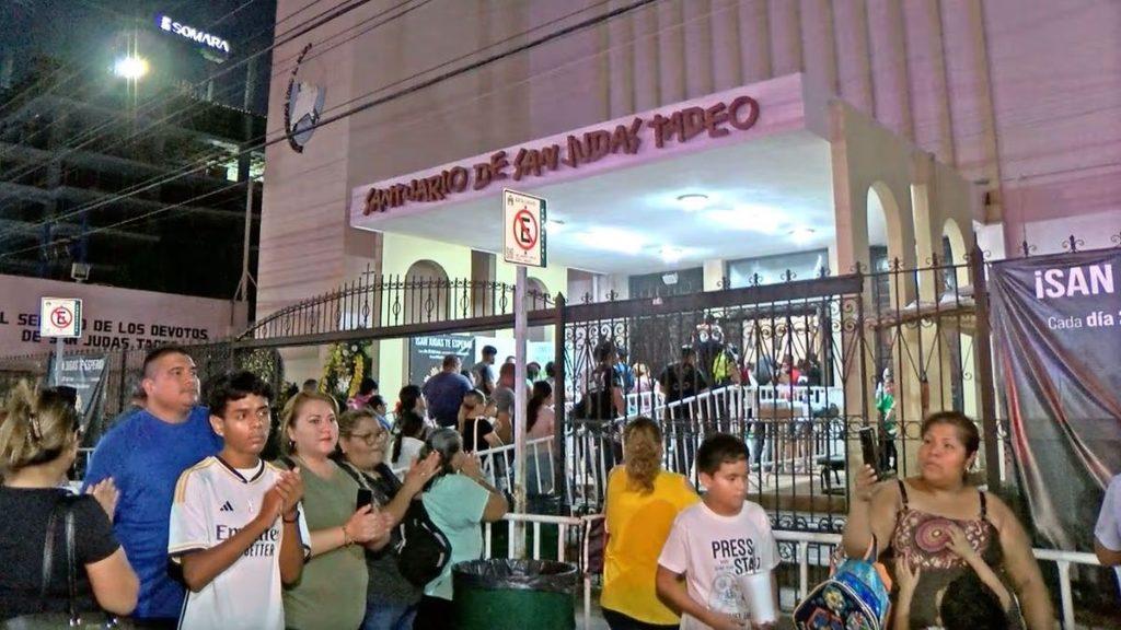 People line up outside the San Judas Tadeo shrine at night waiting near a gated entrance   Informe Regio